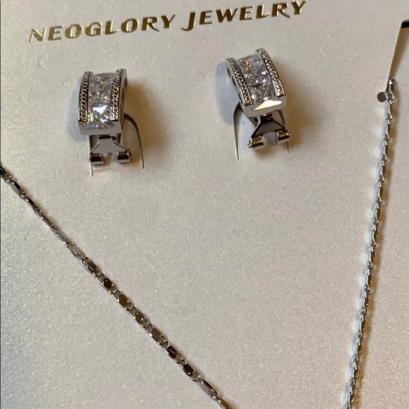 Gorgeous set of Necklace and Earrings with zircon - Picture 7 of 7